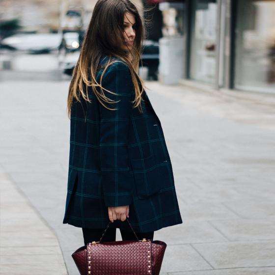 Sacouri lungi din țesături interesante: este timpul lor să strălucească!