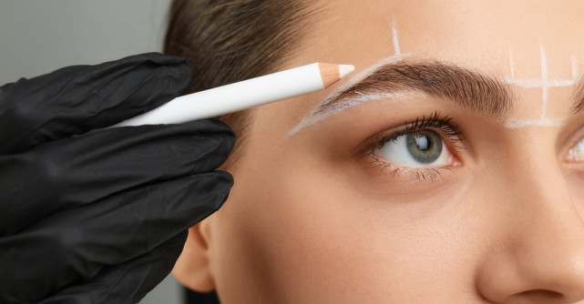 Ghidul complet pentru sprâncene perfecte, de la formă și pensat la îngrijire și machiaj 