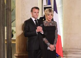 Moment tensionat între Emmanuel și Brigitte Macron la sosirea în Vietnam. Gestul comentat de o lume întreagă