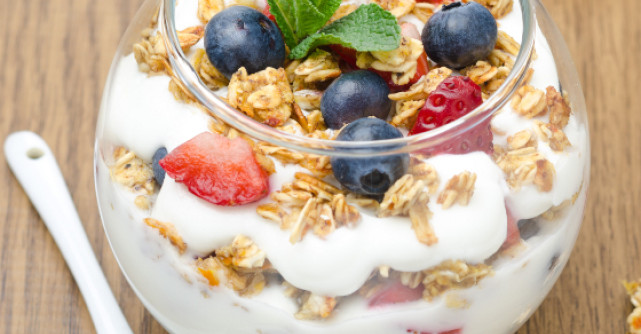 Granola de casa cu nuca de cocos, iaurt grecesc si fructe de padure