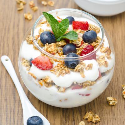 Granola de casa cu nuca de cocos, iaurt grecesc si fructe de padure