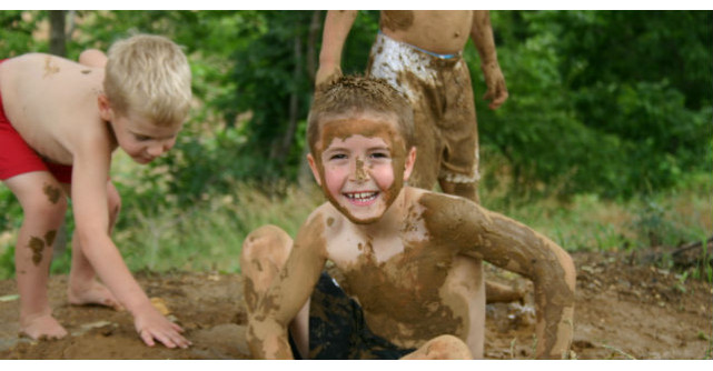Un tata a venit acasa de la locul de munca. Si-a gasit cei trei copii afara