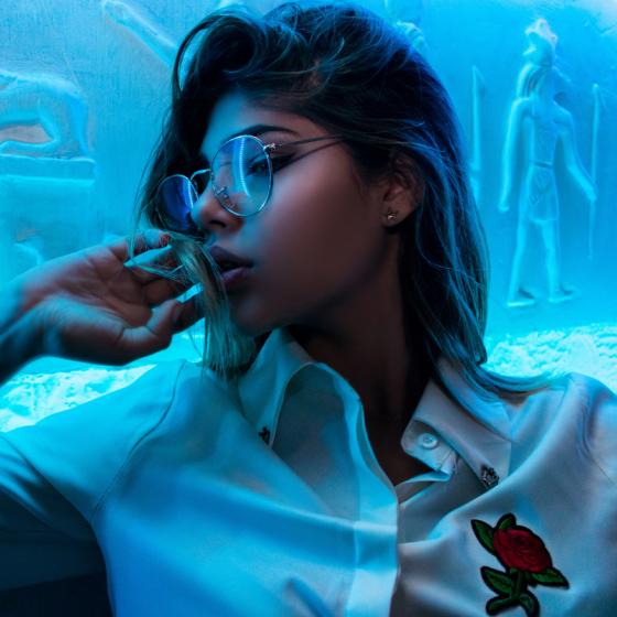 Cămașa albă cu motive brodate în stil insignă e versatilă