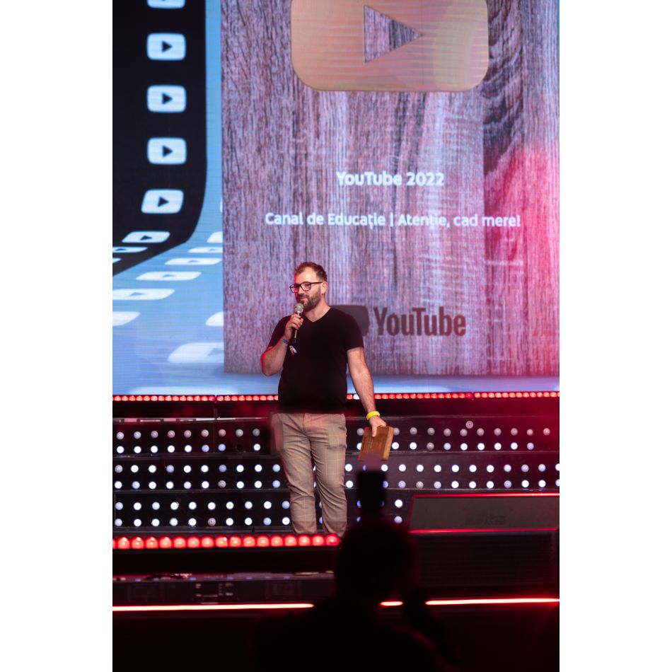 Atenție, Cad Mere! premiat pentru Cel mai bun canal de educație 2022 în cadrul evenimentului de aniversare a 10 ani de YouTube