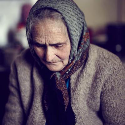  Aceasta batranica si-a pierdut sotul. Ce face femeia in fiecare seara?