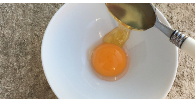 Adauga o lingura de miere peste galbenus. Ce urmeaza? Toate trebuie sa incercam ASTA