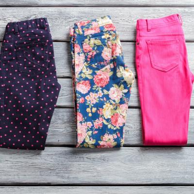 Pantaloni colorati de vara ideali pe timp de canicula