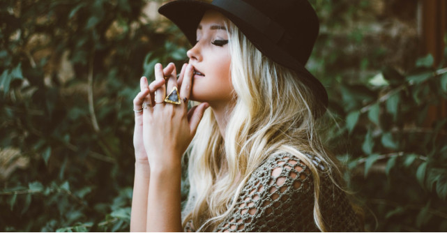 Rochia tricotata + cizme lungi - combinatia sezonului