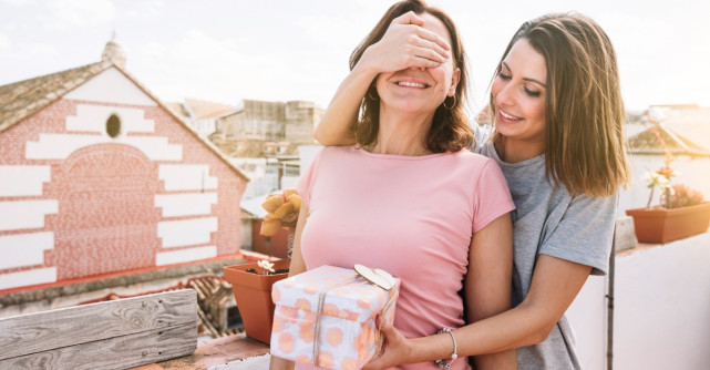 Cum să transformi cadoul pentru cea mai bună prietenă într-o declarație de iubire