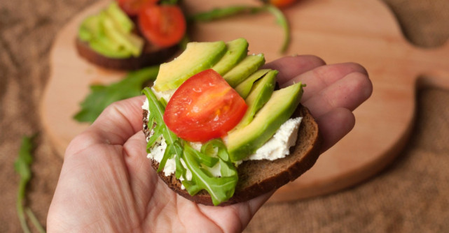 Cinci alimente care te fac FERICIT