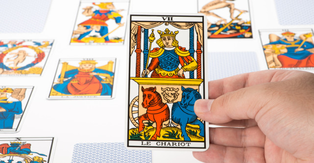 Citirea anului: Cartea de Tarot a lui 2023 este Carul (Faetonul)! Tu ce faci când te afli la cârma propriului destin?