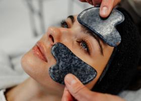 Gua Sha - Tehnica tradițională de masaj facial pentru o piele radiantă