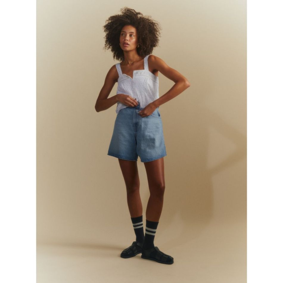 Articolele esențiale de vară Levi’s devin mai sofisticate cu materiale mai ușoare