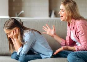 Te-ai săturat să țipi la copilul tău? Sfaturi pentru o comunicare mai eficientă