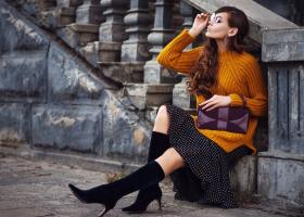 Cum porți cizmele până la genunchi? 5 idei de ținute care dau senzația de picioare lungi și îți accentuează silueta