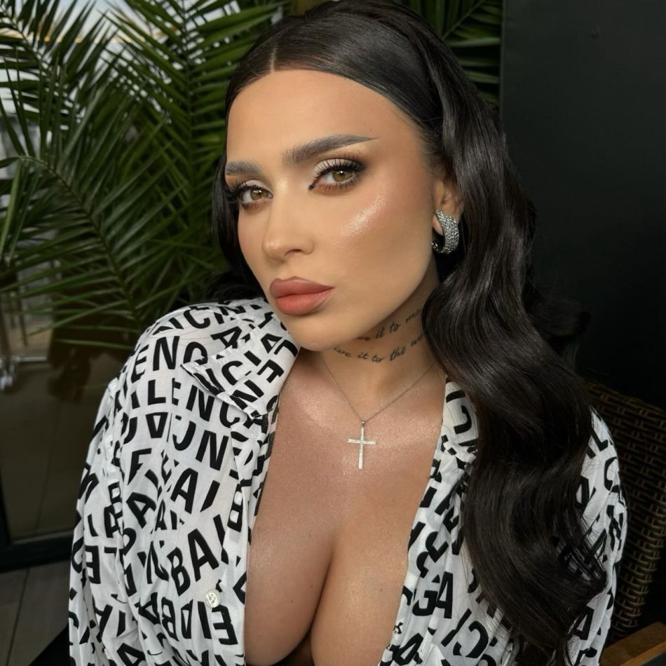 Oana Radu, moment inedit pe scenă: Sărut pasional cu un bărbat misterios în fața fanilor: Și eu sunt foarte îndrăgostită de tine