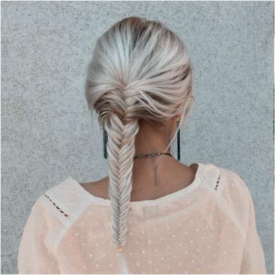 Video: Ia doua sectiuni de par si face asta. Rezultatul? O super coafura in doua minute