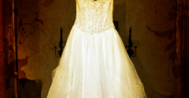 Nunta de epoca si rochie pe cupoane