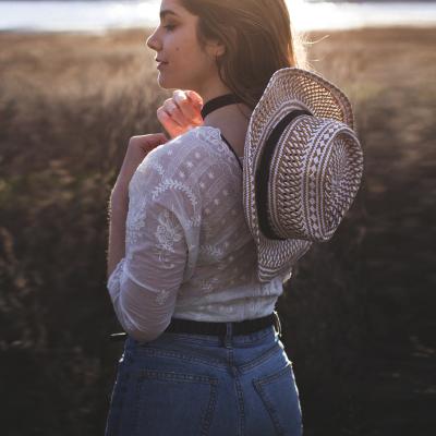 Cui i se potrivesc blugii cu talie înaltă atât de chic în acest sezon? 