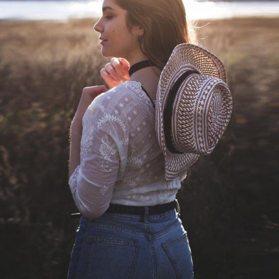 Cui i se potrivesc blugii cu talie înaltă atât de chic în acest sezon? 