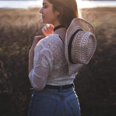 Cui i se potrivesc blugii cu talie înaltă atât de chic în acest sezon? 