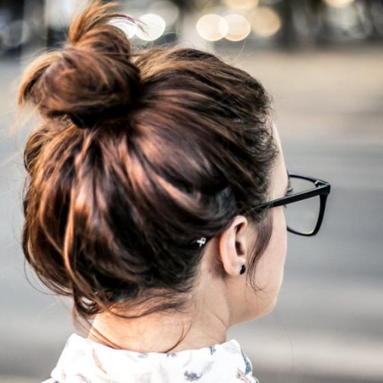 Cum realizezi un coc răvășit: toți pașii pentru o coafură simplă și de efect