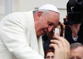 Rugăciuni pentru Papa Francisc: Suveranul Pontif, în stare critică după insuficiență renală și pneumonie