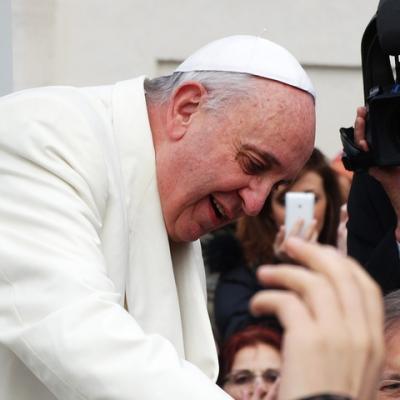 Rugăciuni pentru Papa Francisc: Suveranul Pontif, în stare critică după insuficiență renală și pneumonie