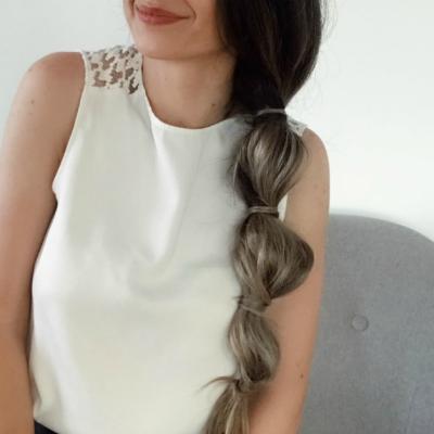 Video tutorial: Cum îți prinzi părul când nu ai nici agrafe și nici elastice?