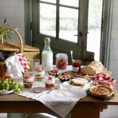 Retraieste-ti copilaria cu un mic dejun cu dulceata si paine cu unt!