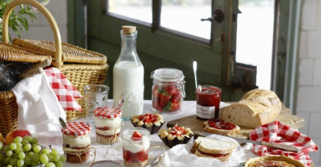 Retraieste-ti copilaria cu un mic dejun cu dulceata si paine cu unt!