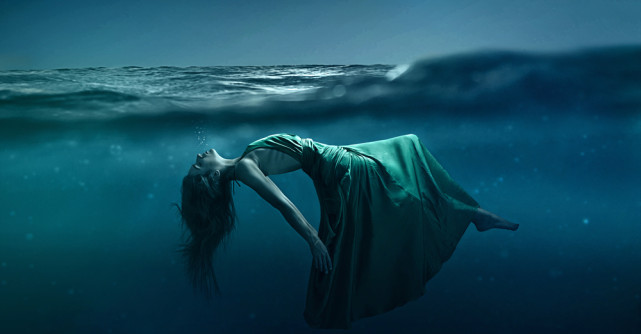 Această tânără stă 6 minute sub apă pentru cel mai frumos dans văzut vreodată