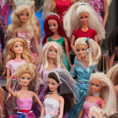  Cu ocazia împlinirii a 70 de ani de domnie, Barbie lansează noul model de păpușă ce o întruchipează pe Regina Elisabeta a II-a