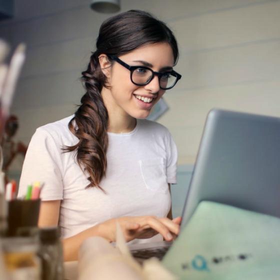 5 produse must have pentru confortul tău la birou: fă-ți munca mult mai ușoară!