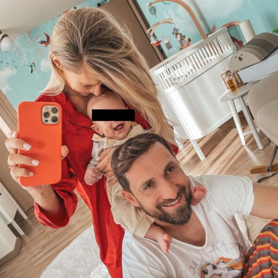 Fotografie de colecție cu Dani Oțil, alături de mama și fratele său. Mesajul emoționant al prezentatorului tv