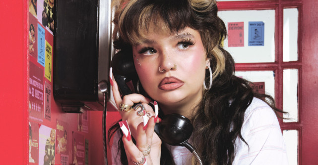 Lola Young lansează albumul I’m Only Fking Myself și videoclipul piesei Post Sex Clarity 