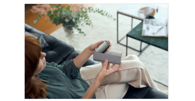 Dimineți perfecte în oraș: o cafea, un zâmbet și un dispozitiv de tutun încălzit.