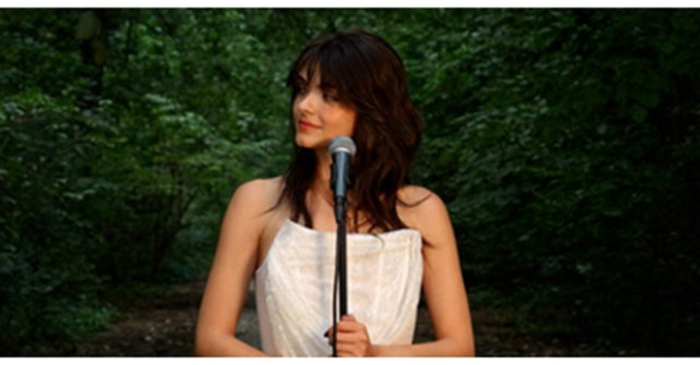 Romantism de toamnă: Sabrina Stoica reinterpretează piesa  Chiar Dacă