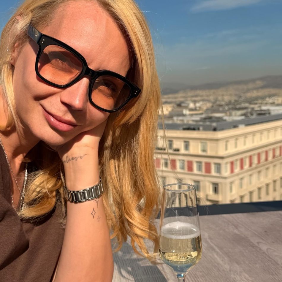 Daciana Sârbu, vacanță discretă în Grecia alături de iubitul ei, cu 20 de ani mai tânăr. Imagini rare cu Alex Ghionea