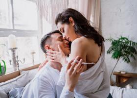 Pozitii de sex: Cum să obții un orgasm incendiar când stai deasupra