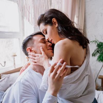 Mai mult control, mai multă plăcere: Cum să obții un orgasm incendiar când stai deasupra 