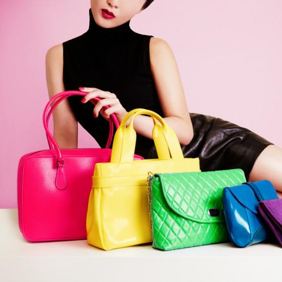 Ce modele de genti in culori tari merita sa porti si cum le combini