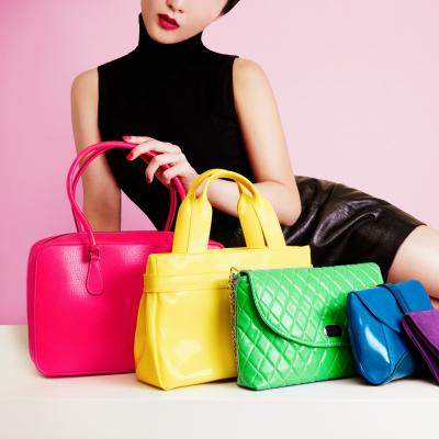 Ce modele de genti in culori tari merita sa porti si cum le combini