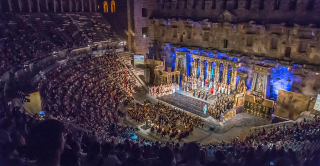 VEDETELE OPEREI MONDIALE CUCERESC SCENA AMFITEATRULUI VECHI DE 2.000 DE ANI DIN TURCIA