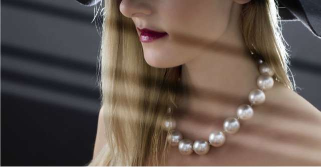 Cum purtăm perlele în ținute casual anul acesta
