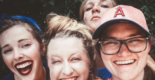 5 idei pentru întâlnirile cu prietenii acasă