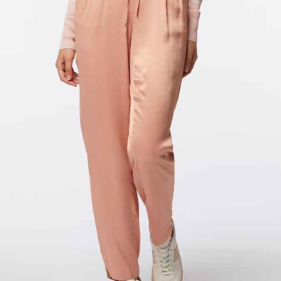 Peach Fuzz: Culoarea anului 2024 în modă