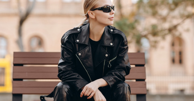 Cum îmbini puterea și feminitatea într-o ținută? Cu o geacă de piele! Descoperă ce culori și modele se poartă acum! 