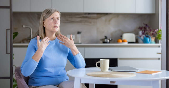 Bufeurile nocturne la menopauză: cum pot afecta somnul și calitatea vieții 