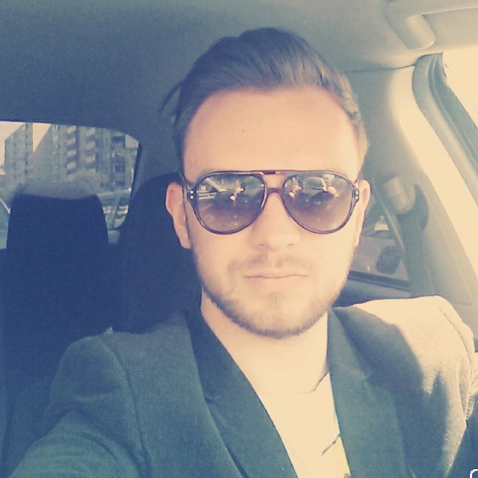 Cine este Dinu Popescu de la Insula Iubirii? Tânărul de 29 de ani este scriitor și îi place să observe relațiile dintre oameni 